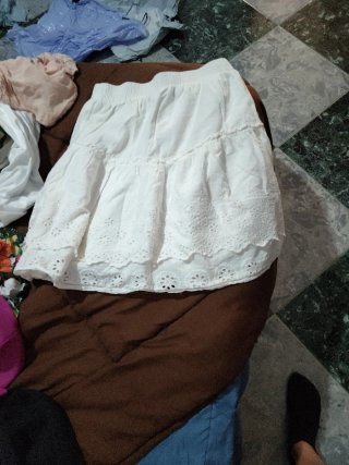 Falda blanca con bordado