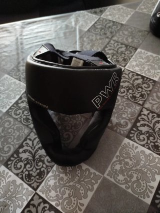 Guantes boxeo y casco protector negro