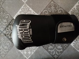 Guantes boxeo y casco protector negro