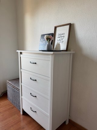 Cómoda blanca de madera