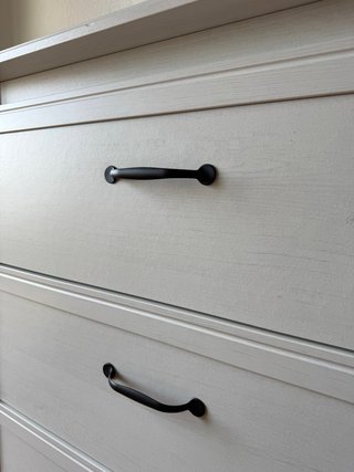 Cómoda blanca de madera