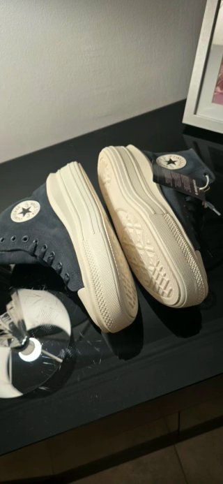 Converse novos em caixa com etiquetas