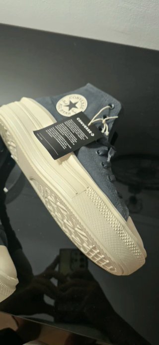 Converse novos em caixa com etiquetas