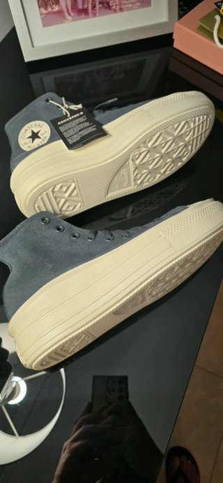 Converse novos em caixa com etiquetas