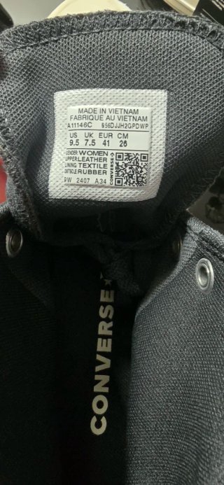 Converse novos em caixa com etiquetas