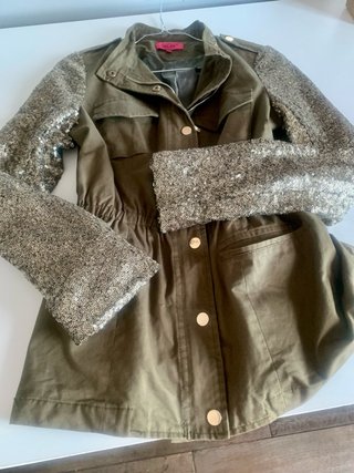 Parka Osley verde con mangas de lentejuelas