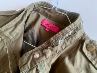 Parka Osley verde con mangas de lentejuelas