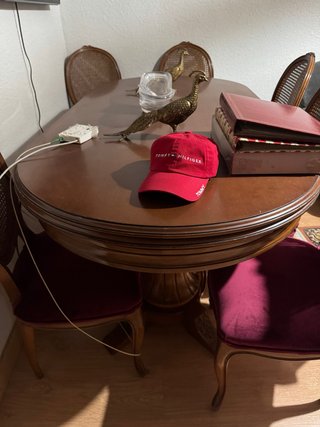 Mesa de comedor antigua de madera