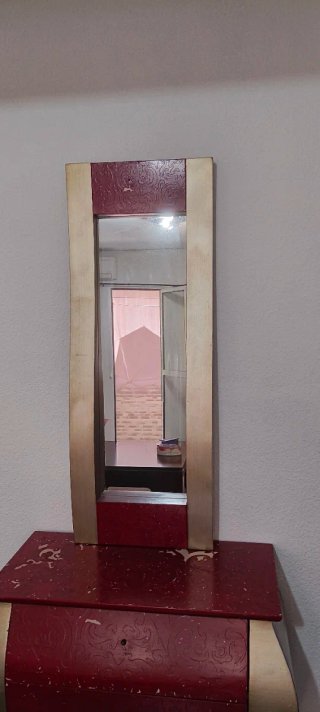 Mueble entradita rojo y dorado  para restaurar.