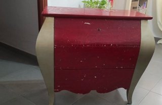 Mueble entradita rojo y dorado  para restaurar.
