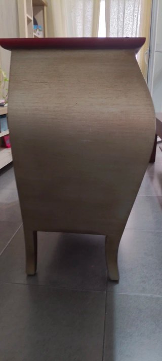 Mueble entradita rojo y dorado  para restaurar.