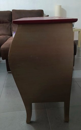 Mueble entradita rojo y dorado  para restaurar.