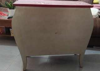 Mueble entradita rojo y dorado  para restaurar.