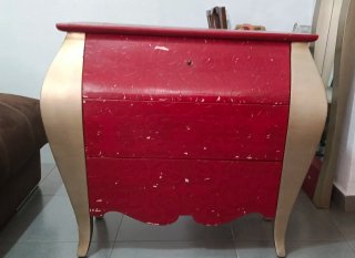 Mueble entradita rojo y dorado  para restaurar.