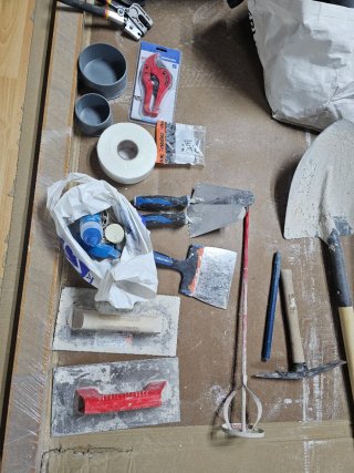 Herramientas y restos de obra