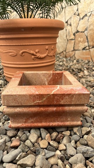 Macetero de mármol rosa natural – pieza decorativa
