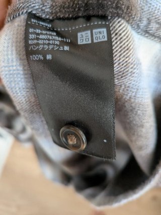 Camisa de cuadros Uniqlo.