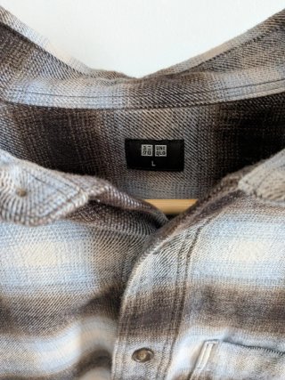Camisa de cuadros Uniqlo.