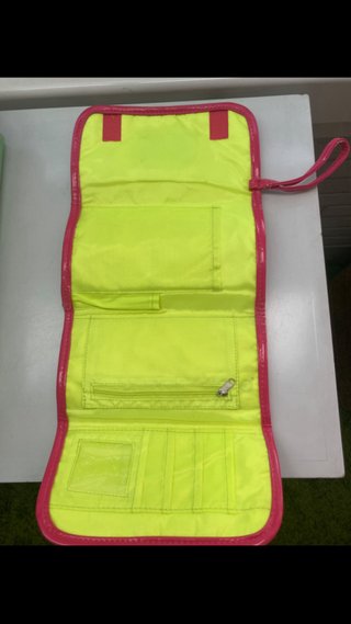 Cartera rosa plastificada con correa