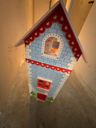 Casa de muñecas de madera rosa