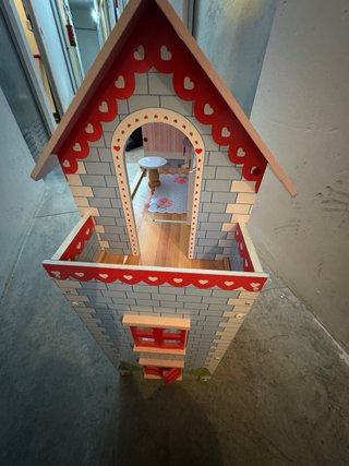 Casa de muñecas de madera rosa