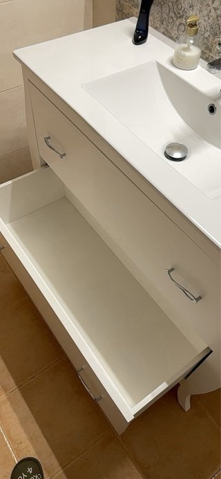 Mueble de baño beige con lavabo