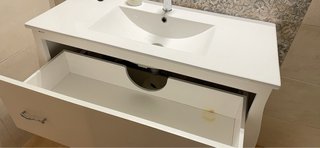 Mueble de baño beige con lavabo