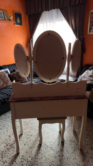 Toeletta in legno con specchio e sgabello