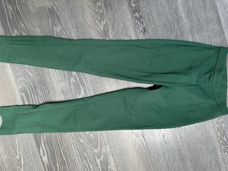 Pantaloni verdi con zip e bottone