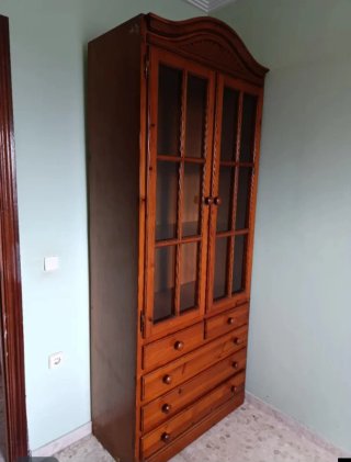 Mueble de madera con vitrina y cajones