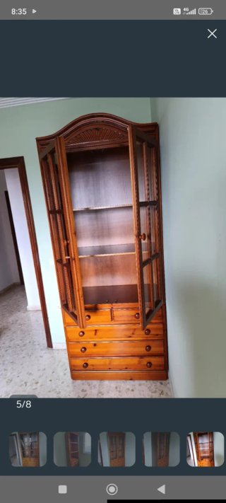 Mueble de madera con vitrina y cajones