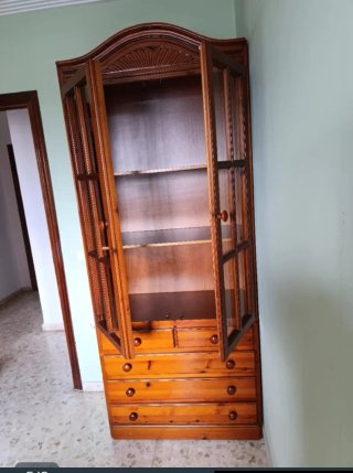 Mueble de madera con vitrina y cajones