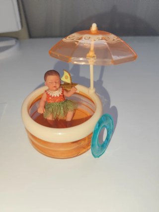 Mini muñeca bebé con piscina y sombrilla