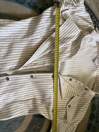 Camisa blanca ajustada con rayas