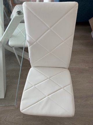 Mesa de cristal con 8 sillas blancas,