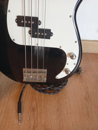 Bajo eléctrico, amplificador y funda