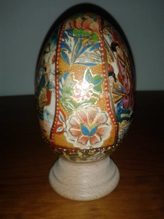 Huevo de porcelana decorado