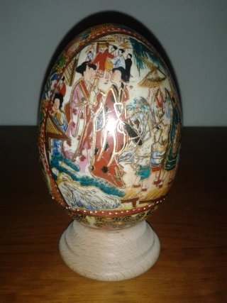 Huevo de porcelana decorado