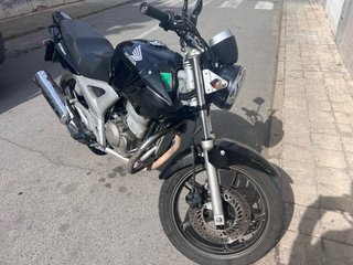 Honda CBF250 Naked Negra