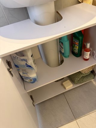 Mueble de baño blanco muy práctico