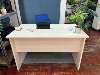 Mesa de madera color beige y marrón