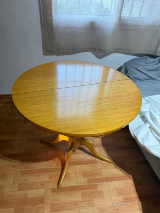 Mesa de madera con cristal y tresillo