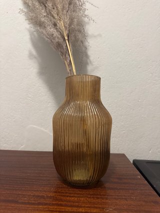 Jarrón de cristal con pampas secas