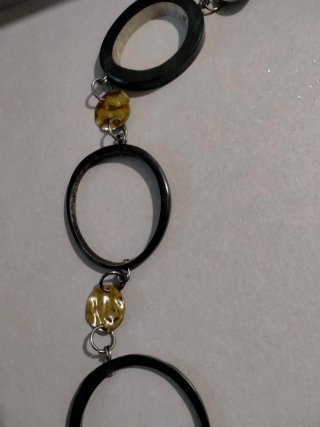 Collar de madera negro y dorado