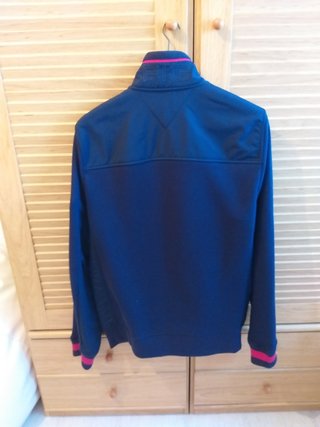 Chaqueta deportiva Tommy Hilfiger azul y roja.