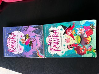 Llibre 1-2 Anna Kadabra en català