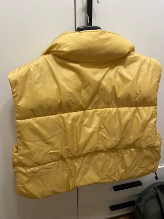 Chaleco amarillo de Pull&Bear.
