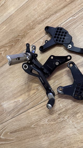 Estriberas Yamaha R6 Regulables