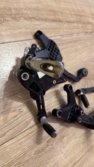 Estriberas Yamaha R6 Regulables