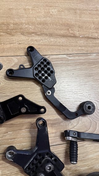 Estriberas Yamaha R6 Regulables